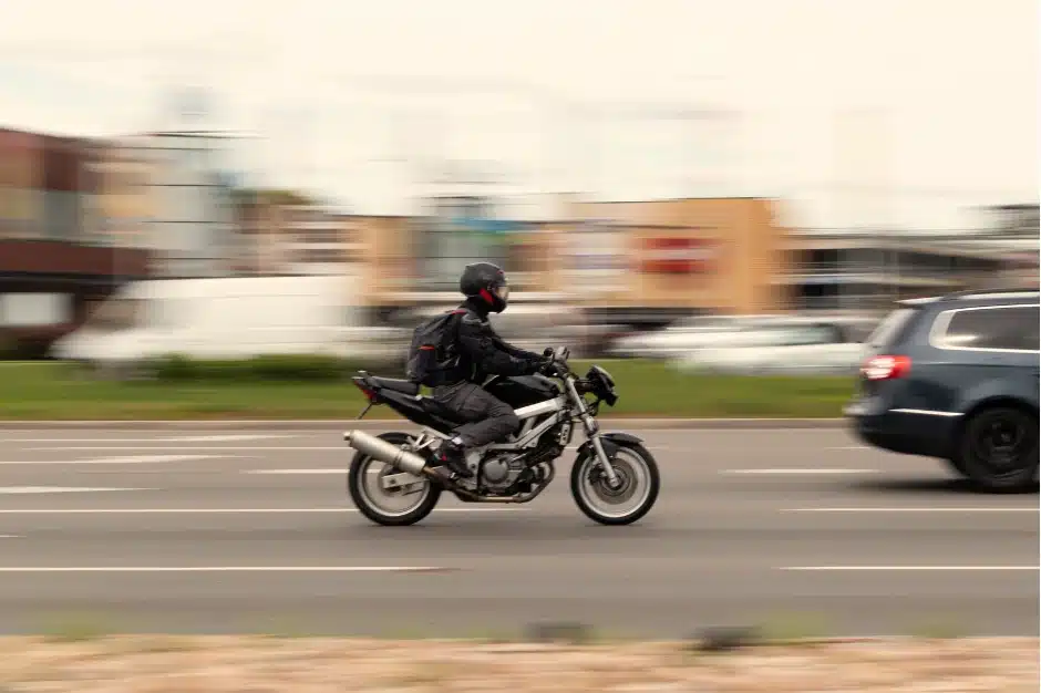 Lane Splitting vs Lane Filtering: Are They Legal in Chicago?