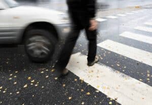 Person crosses the street before needing a Pedestrian Accident Lawyer Chicago, IL